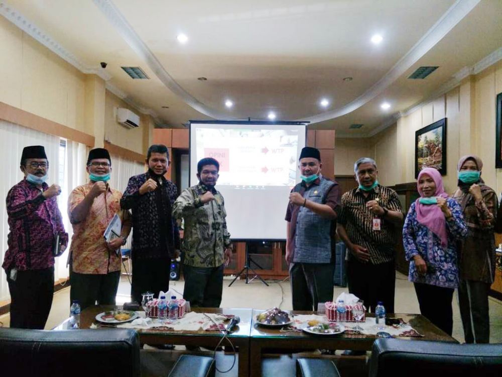 Wabup H Hillaltil Badri bersama Ketua DPRD Tontawi Jauhari, Sekda Ir Endang Abdul Naser, Asisten II Ir Dedy Hendry MSi, Kepala BPKAD Emalia Sari SE, Kepala Inpsektorat Musliadi dan Sekwan DPRD Efrianto diruang kerja Wabup, Jum'at (26/06), sore. 