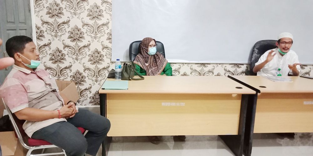 dr H Bambang Hermanto MKes mendengar pemaparan dari DPJP, dr Ozi Purna Sp PD bersama dr Darfina Dwi Rahayu Sp PD  