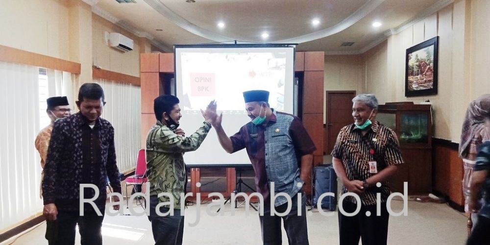 Ekspresi keceriaan Ketua DPRD Sarolangun Tontawi Jauhari dan Wabup H Hillalatil Badri setelah menerima predikat opini WTP atas LHP tentang LKPD tahun 2019 dari BPKP Jambi  