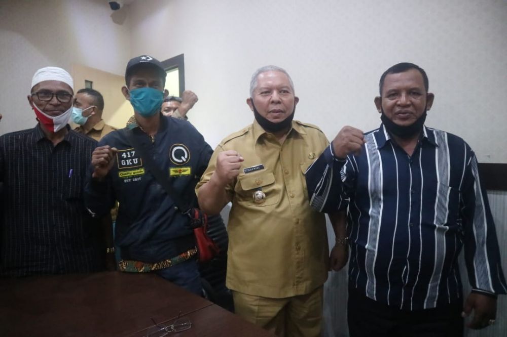 Safrial menemui pendemo