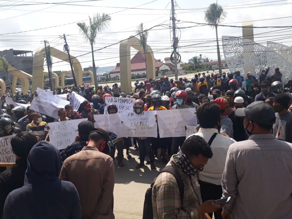 Warga yang melakukan Demo