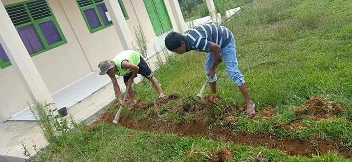 Para guru dan tenaga pendidik gotong royong mempersiapkan keran air untuk cuci tangan