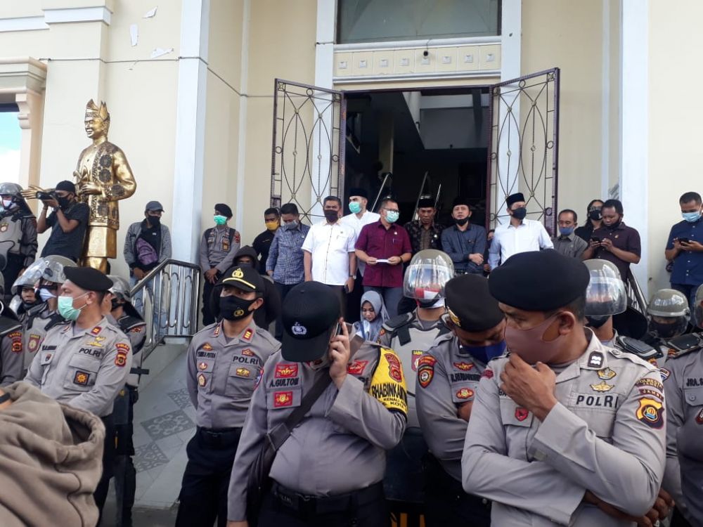 Terlihat para kepolisian mengaman  aksi massa cabut RUU HIP