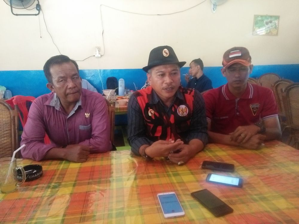 Ketua MPC PP Muarojambi memberikan keterangan pada wartawan