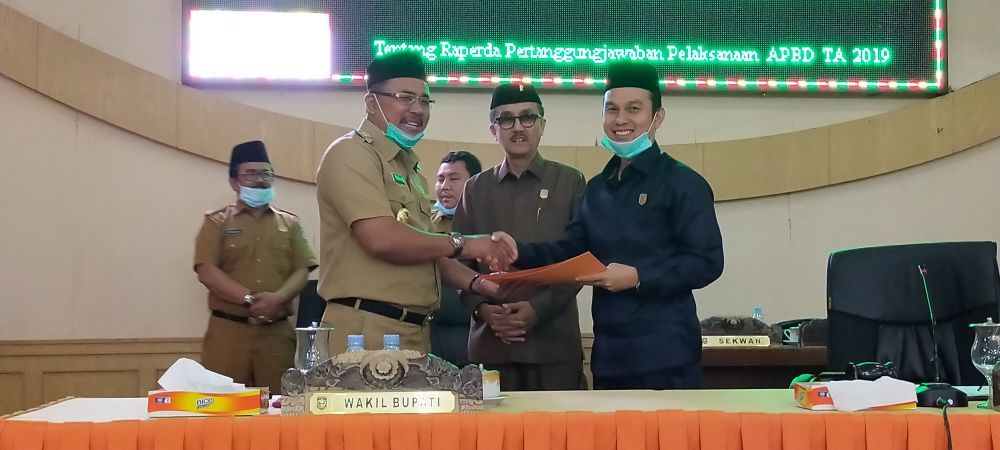 Pimpinan rapat paripurna, Aang Purnama SE MM menerima draf jawaban eksekutif atas pandangan umum fraksi yang diserahkan oleh Wabup, H Hillalatil Badri