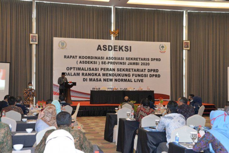 Penjabat Sekda Provinsi Jambi, Sudirman saat membuka membuka rapat koordinasi Asosiasi Sekretaris DPRD (Asdeksi) seProvinsi Jambi Tahun 2020 di Swiss-Belhotel
