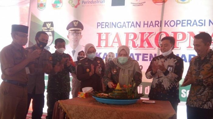 Bupati Masnah memotong tumpeng.