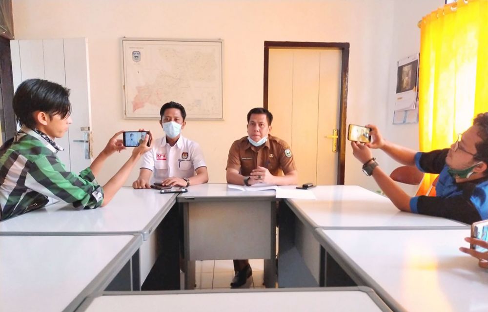 Kadinkes  Sarolangun, Bambang Hermanto SKM MM dan  Ketua KPU, Muhammad Fakhri HS SPdi MPdi 