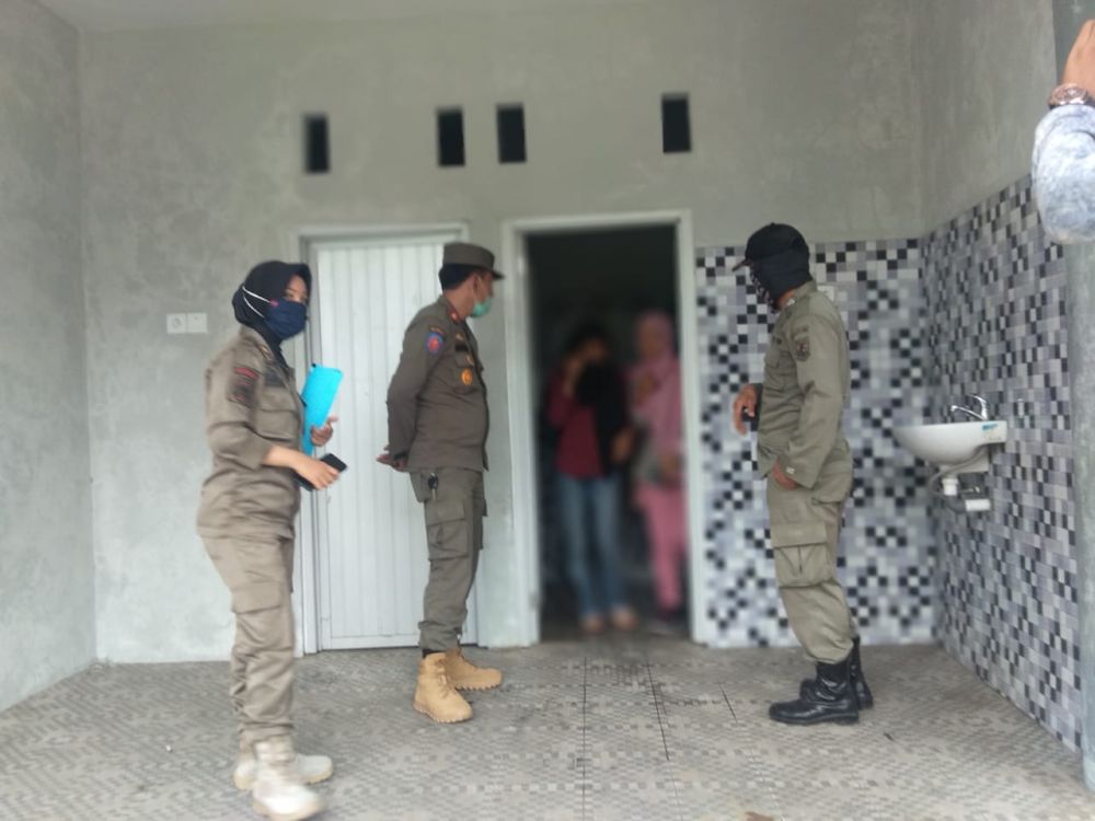 Remaja perempuan yang bersembunyi di toilet