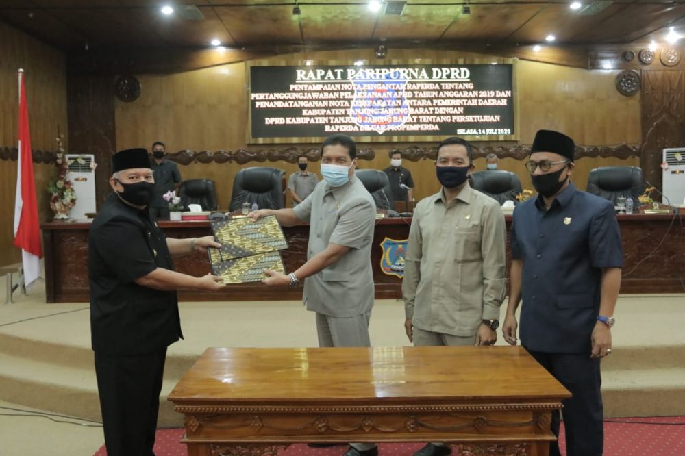 Bupati  menyerahkan berkas