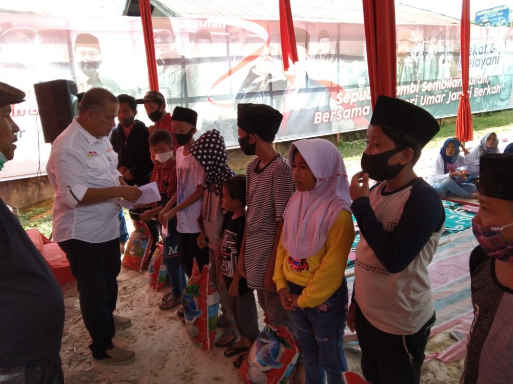 Tim keluarga Fahrori memberikan santunan kepada anak yatim.