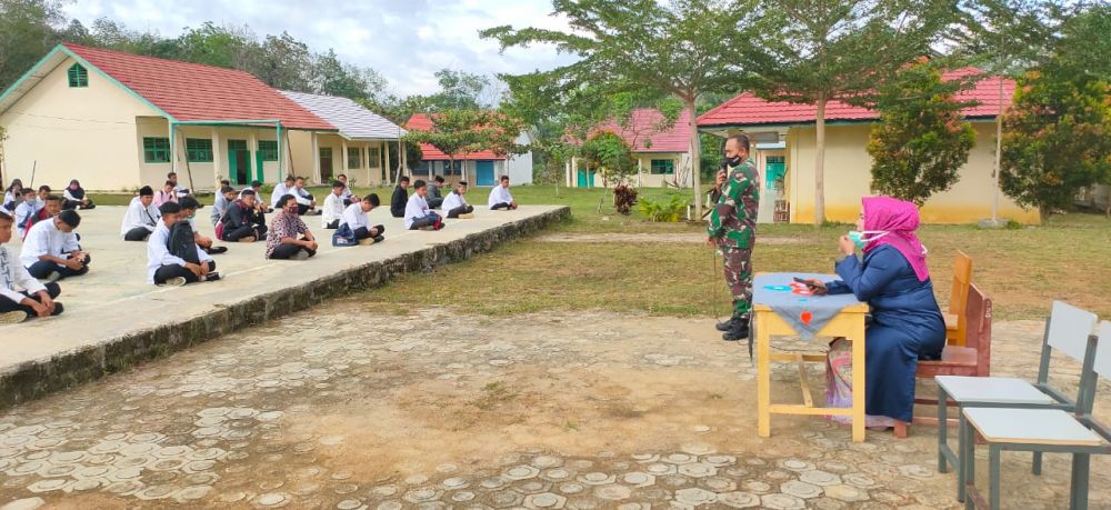 Danramil 416-07/Rimbo Bujang Kodim 0416/Bute Kapten Inf Wakhid Nurokhim didampingi Kepala SMKN 5  saat memberikan Wasbang pada Siswa