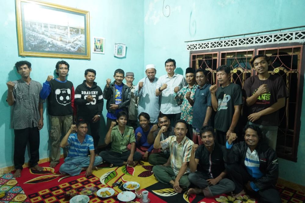 Fadhil foto bersama warag Dusun Suka Maju.