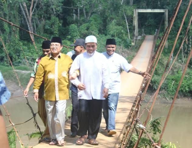 Fahrori melewati jembatan rantau Lima Manis Merangin