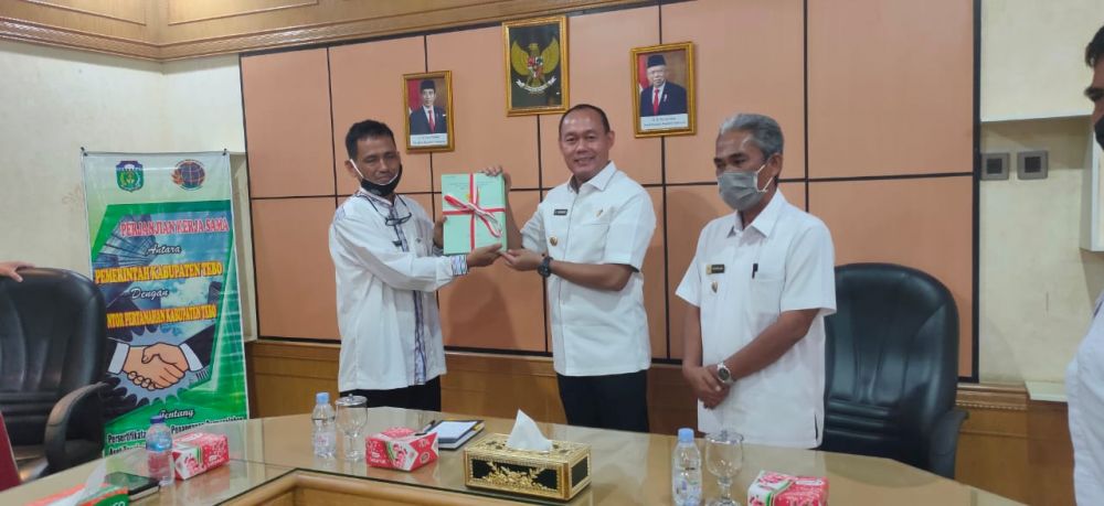 Penyerahan sertifikat tanah milik Pemkab Tebo kepada Bupati Tebo didampingi oleh Wabup oleh Kepala BPN Tebo