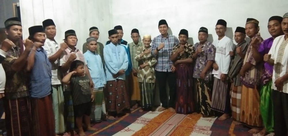Fadhil Arief  bersama warga dusun dangku desa olak rambahan kec. Pemayung,