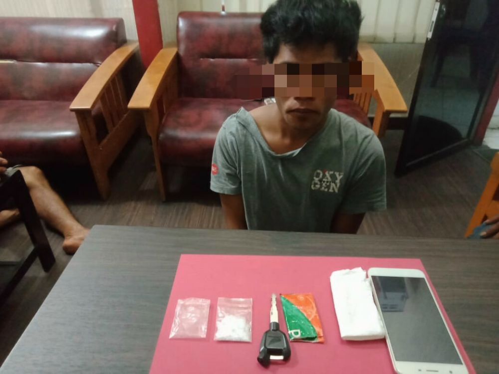 Tersangka narkoba bersama barang bukti 