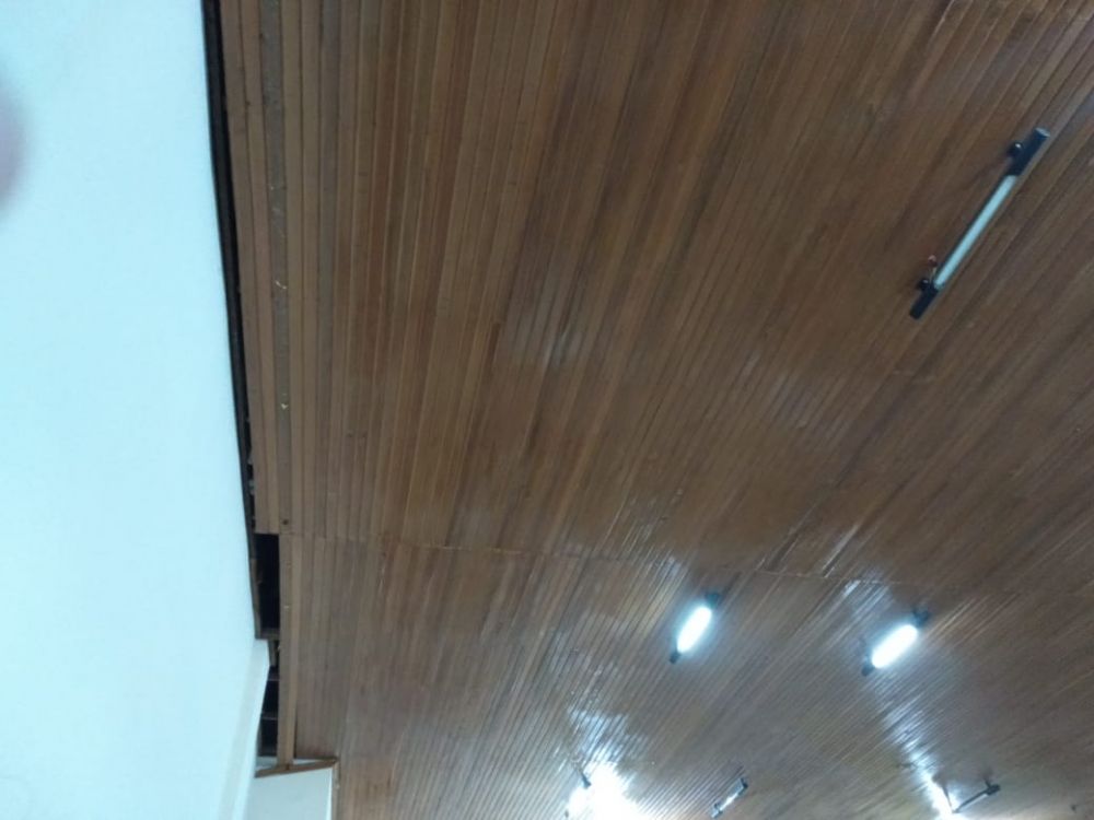 Atap kantor Golkar yang bocor