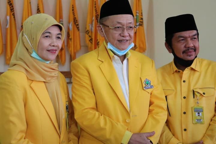 Ketua DPD I Golkar Provinsi Jambi, Drs H Cek Endra bersama Ketua DPD II Golkar Sarolangun, Tontawi Jauhari dan Sekjen, Cik Marleni