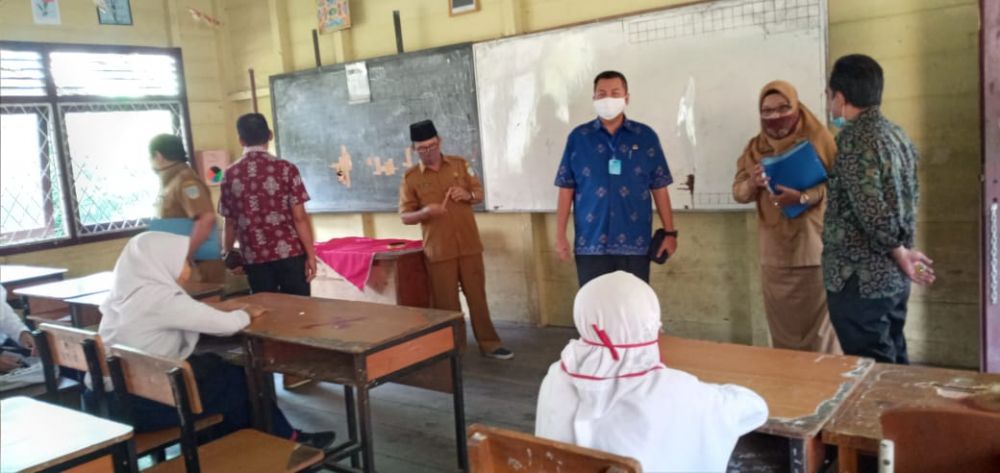 Komisi IV Meninjau salah satu sekolah