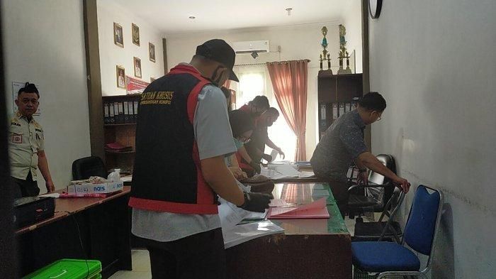Petugas Kejari Dari pidsus mengeledah beberarapa Riangan di kantor Satpol PP merangin Rabu (29/7).