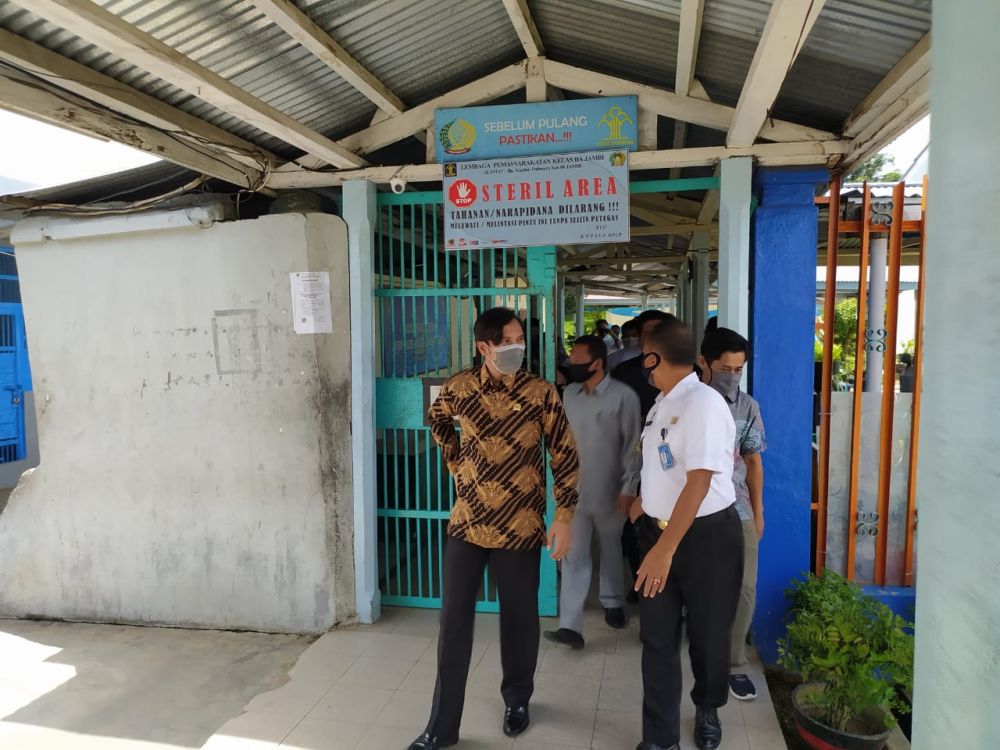 Ketua DPRD Provinsi Jambi Edi Purwanto bersama Anggota Komisi I DPRD Provinsi Jambi yakni Yuli Yuliarti, Akmaluddin dan Kemas Alfarabi menyambangi Lapas Klas II Jambi, Rabu (3/6).