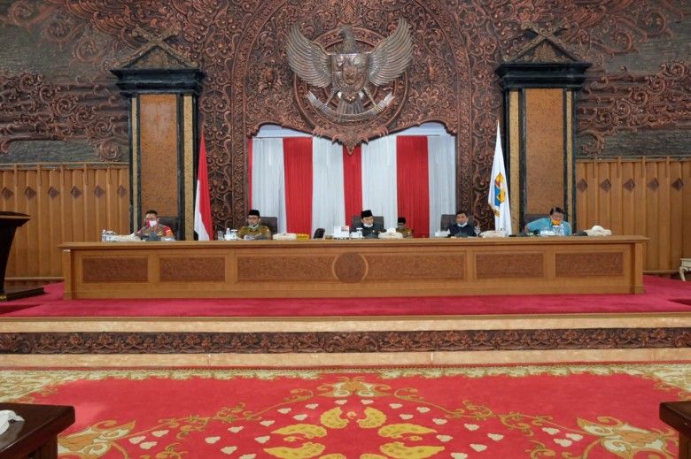 Rapat evaluasi penanganan Covid-19 di Provinsi Jambi, di gedung DPRD Provinsi Jambi, Senin (8/6).