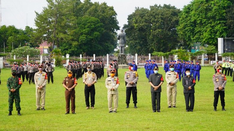 Ketua Dewan Perwakilan Rakyat Daerah (DPRD) Provinsi Jambi Edi Purwanto ikut menghadiri Apel terpadu gelar pasukan operasi pendisiplinan protokol kesehatan tingkat Provinsi Jambi di lapangan depan Kantor Gubernur Jambi, Senin (8/6).