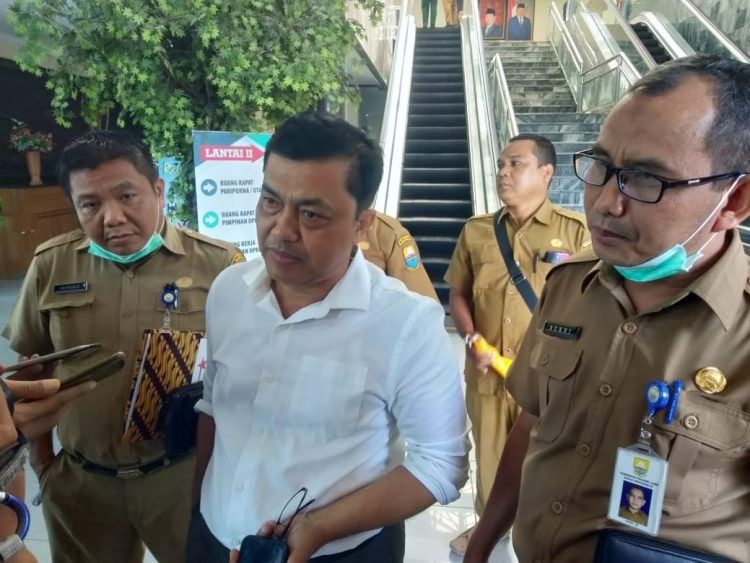 Ketua Komisi IV M Khairil saat diwawancara oleh awak media usai pertemuan dengan Dinas Pendidikan Provinsi Jambi.