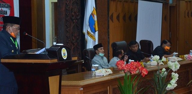 Sidang paripurna dengan agenda mendengarkan jawaban pemerintah atas pandangan umum fraksi-fraksi DPRD Provinsi Jambi terhadap Laporan Pertanggungjawaban Pelaksanaan APBD Provinsi Jambi tahun 2019, Selasa (14/7).