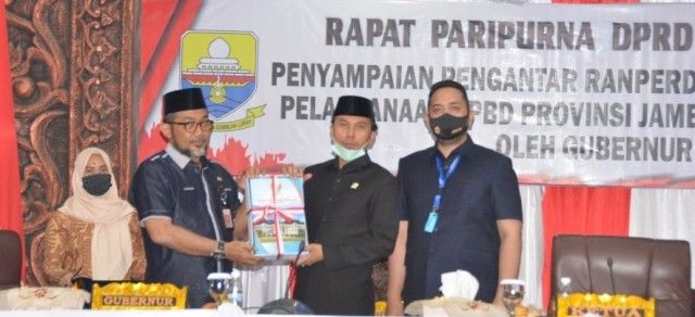 Ketua dan Waka DPRD Provinsi Jambi menerima nota pengantar Ranperda tentang Pertanggungjawaban Pelaksanaan APBD Provinsi Jambi tahun anggaran 2019, Kamis (2/7).
