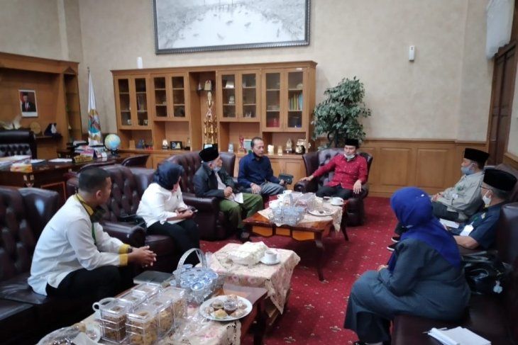 Pengurus Baznas provinsi Jambi periode 2020-2025 bersilaturahmi ke ruang kerjanya, Senin (22/6).