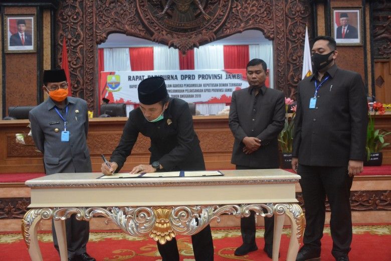Penandatanganan pengambilan keputusan DPRD terhadap Ranperda Pertanggungjawaban Pelaksanaan APBD Provinsi Jambi tahun anggaran 2019, Senin (27/7).