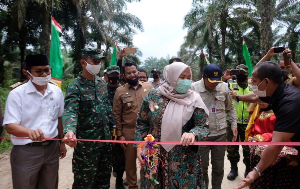 Bupati Muaro Jambi, Hj Masnah Busro SE, Selasa (5/8) kemarin mendampingi Dandim 0415/Batanghari, Kolonel Inf. J. Hadianto, S.I.P. untuk melakukan peresmian jalan yang ada di Desa Mulya Jaya Kecamatan Bahar Utara 