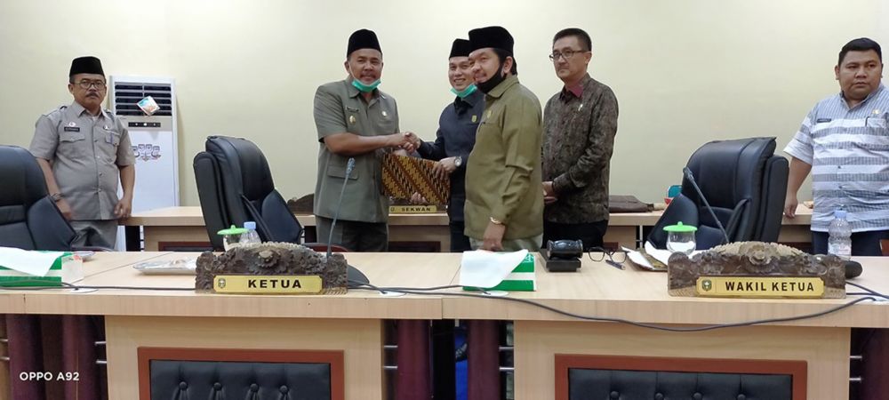 Pimpinan DPRD Sarolangun menyerahkan dokumen pandangan umum 8 fraksi ke Wakil Bupati, Jum'at (07/08), sore 