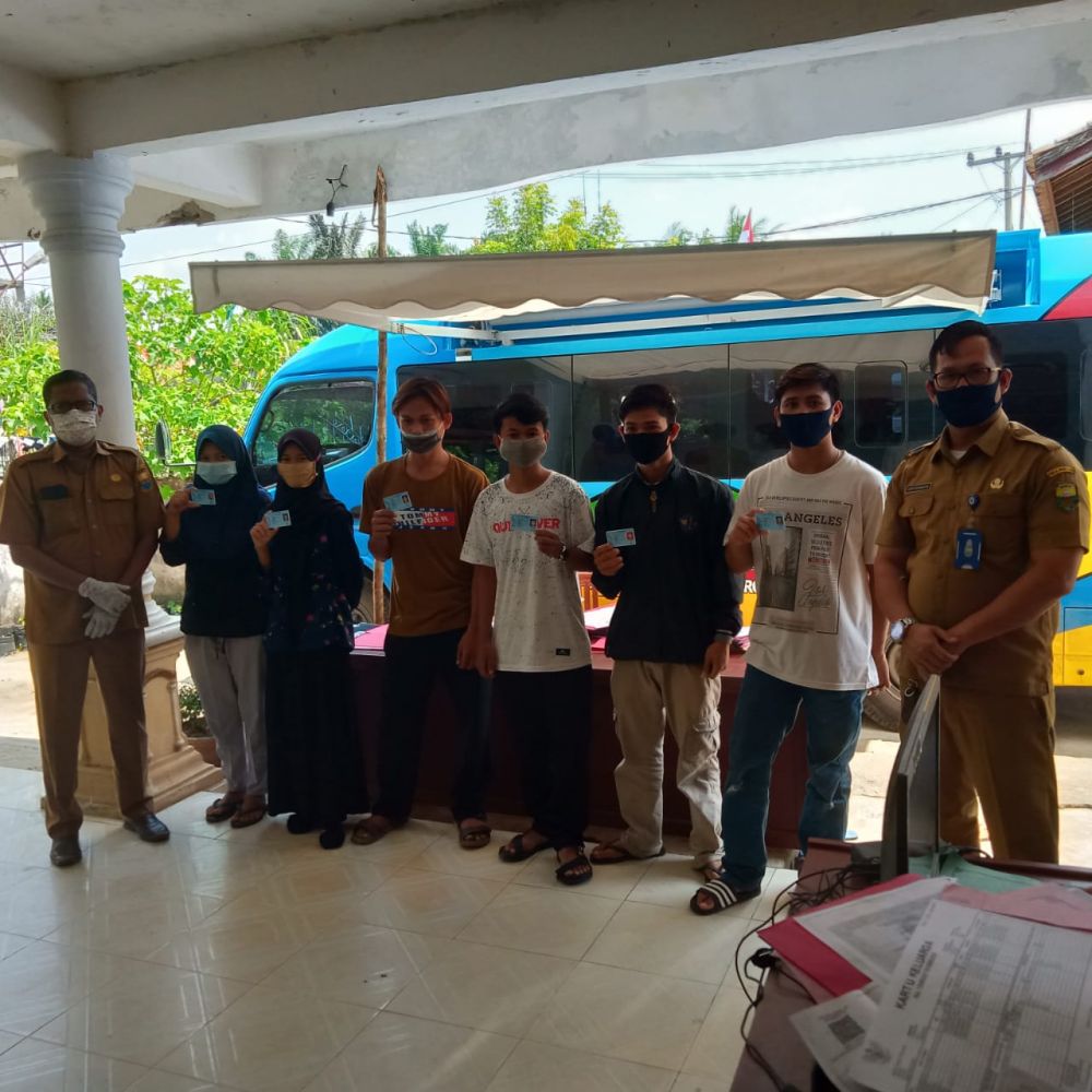 Warga pemula yang baru mendapatkan KTP