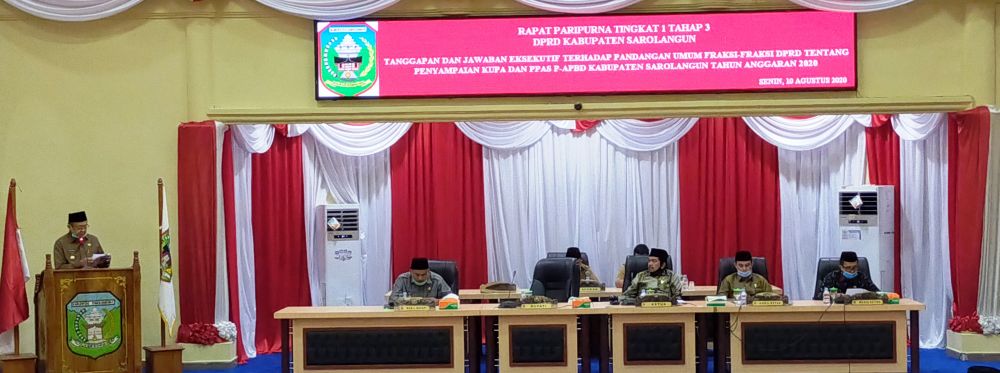 Bupati Sarolangun H Cek Endra menyampaikan tanggapan terhadap pandangan umum 8 fraksi DPRD  