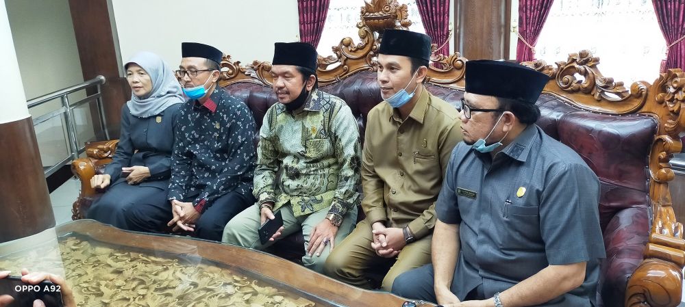 Ketua DPRD, Tontawi Jauhari, Aang Purnama, Syahria Gunawan, H Pahrul Rozi dan Cik Marleni 