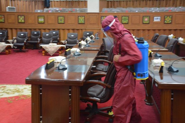Persiapan Paripurna HUT RI ke -75 dalam agenda mendengar pidato Presiden ruang sidang paripurna dilakukan penyemprotan disinfektan oleh petugas