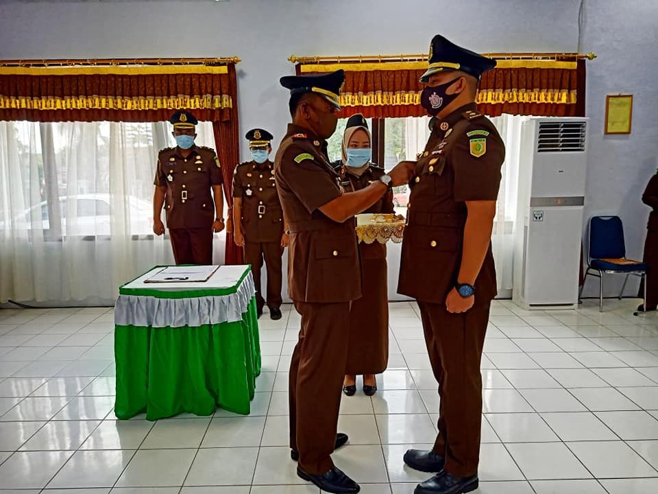 Kajari Sarolangun, Bobby Ruswin SH MH melantik Kasi Pidsus, beberapa waktu yang lalu