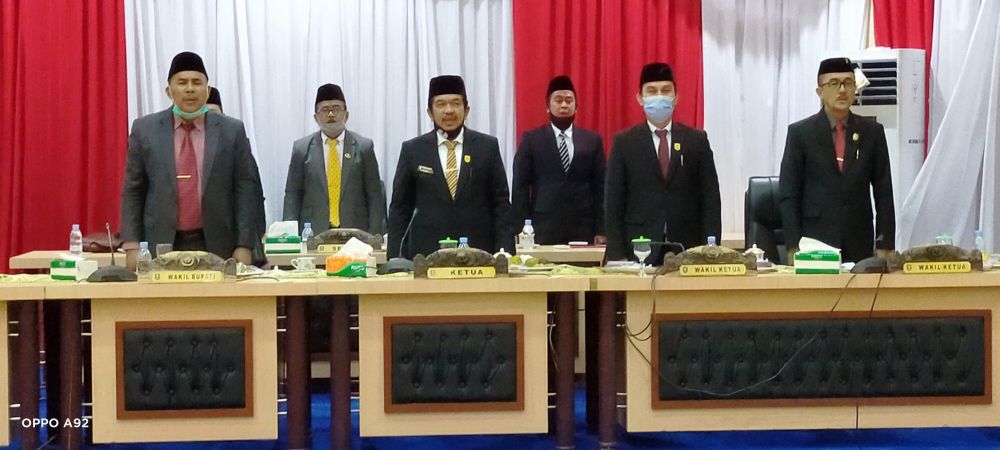 Pimpinan DPRD Sarolangun dan Wakil Bupati menyanyikan lagu 17 Agustus hari kemerdekaan Indonesia 