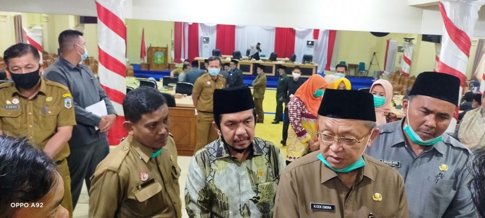 H Cek Endra Didampingi Wabup dan Ketua DPRD dan Direktur RSUD CQ ketika diwawancarai awak media (dok)