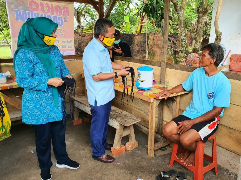 Bupati bagi-bagi masker