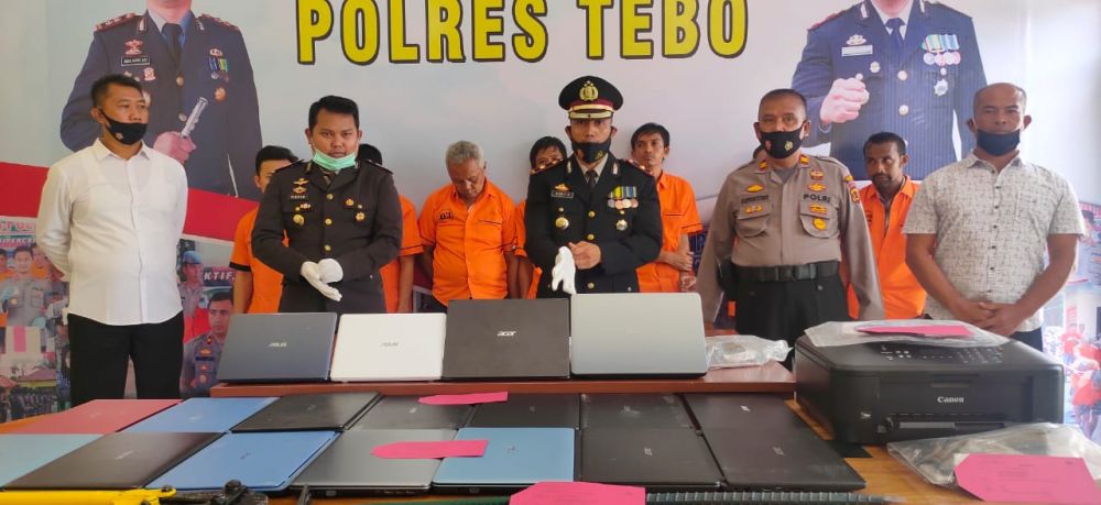 Wakapolres Tebo didampiingi Kasat Reskrim saat Jumpa Pers