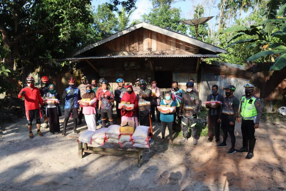 Usai gowes Kapolda dan Kapolres menyerahkan Sembako untuk warga. 