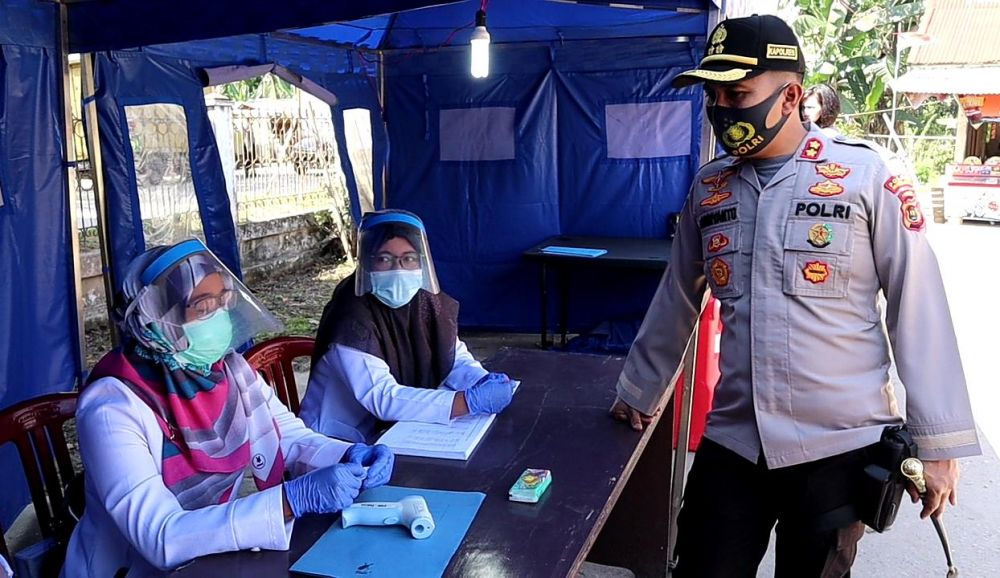 Kapolres Muarojambi memantau pos pemeriksaan covid 19
