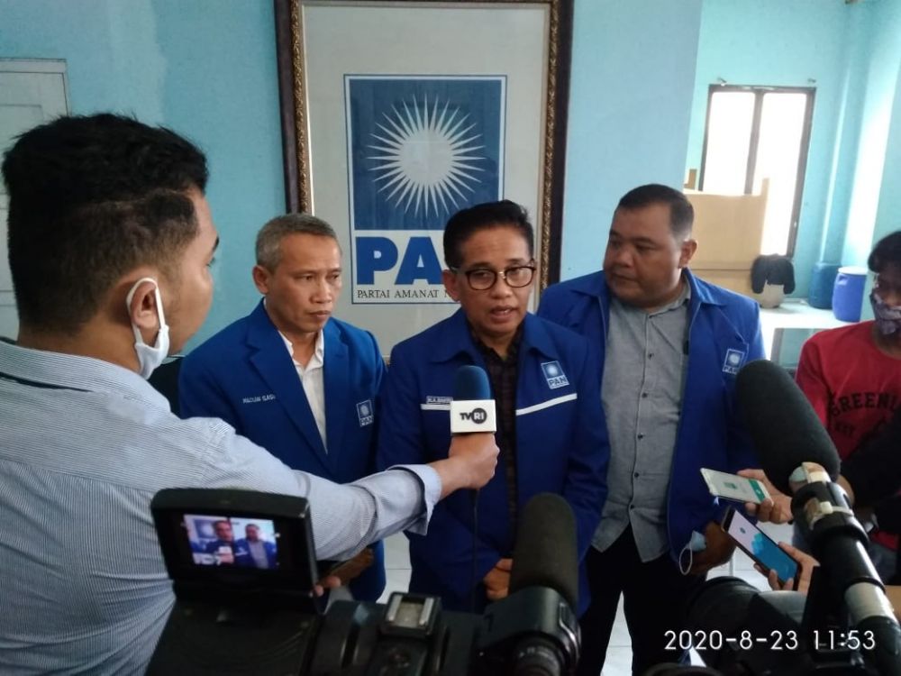 H Bakri  Memberikan keterangan pada wartawan.