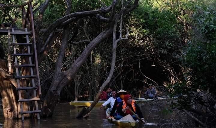 Bupati Muaro Jambi, Hj Masnah Busro SE, mengajak para peserta mobil off road untuk menjelajahi Danau Tangkas