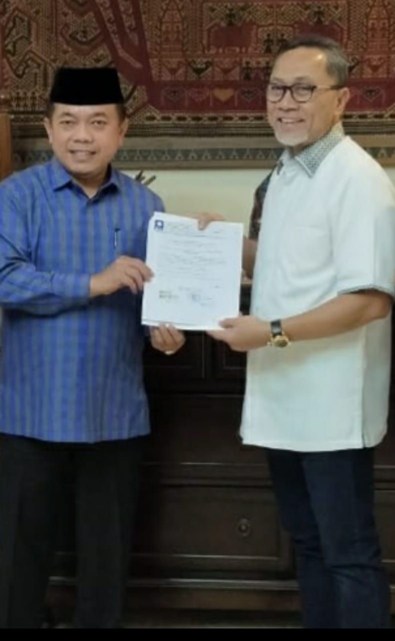 AL Haris menerima rekomendasi PAN diserahkan langsung Zulkifli Hasan.