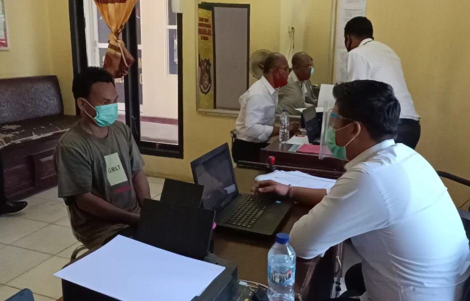 Pelaku pemerkoa menjalani pemeriksaan polisi.